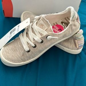 Brand new Roxy Bayshore shoes. Size 7. Color: Nat